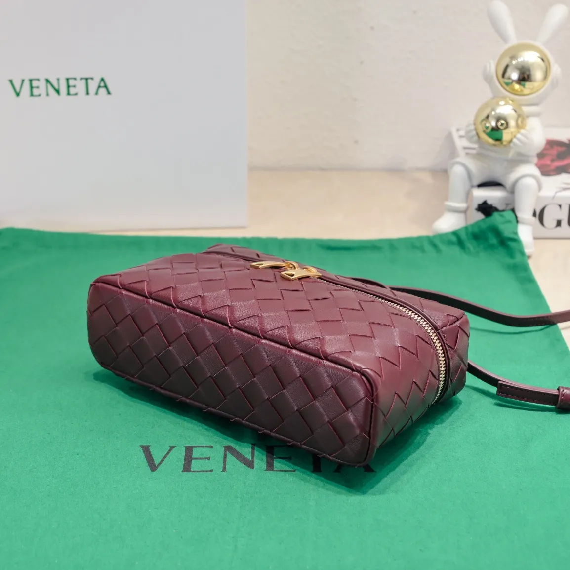 Batch 1360 Bottega Veneta 24 spring and summer woven zipper crossbody bag. A crossbody bag that can be used as a cosmetic bag. The exquisite weaving and compact body are an indispensable accessory for the upcoming summer. The double zipper also better protects the bag. It has a large capacity. If you like it, don’t miss it. Style number: 9109 Size: 22*12.5*5cm